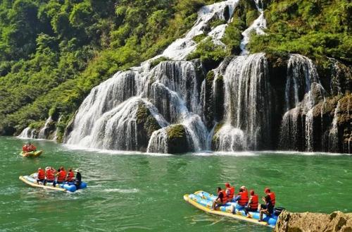 發(fā)揮資源優(yōu)勢(shì),借助"旅游 "在產(chǎn)品開發(fā)上大作文章,不斷豐富景區(qū)業(yè)態(tài)