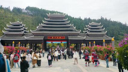 【三全育人】獨(dú)秀踐知:歷史文化與旅游學(xué)院旅游與酒店管理系開展程陽(yáng)八寨實(shí)地考察活動(dòng)